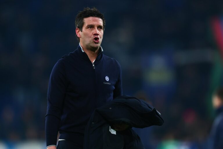 Cristian Chivu in panchina con l'Inter durante una partita di campionato alla New Balance Arena