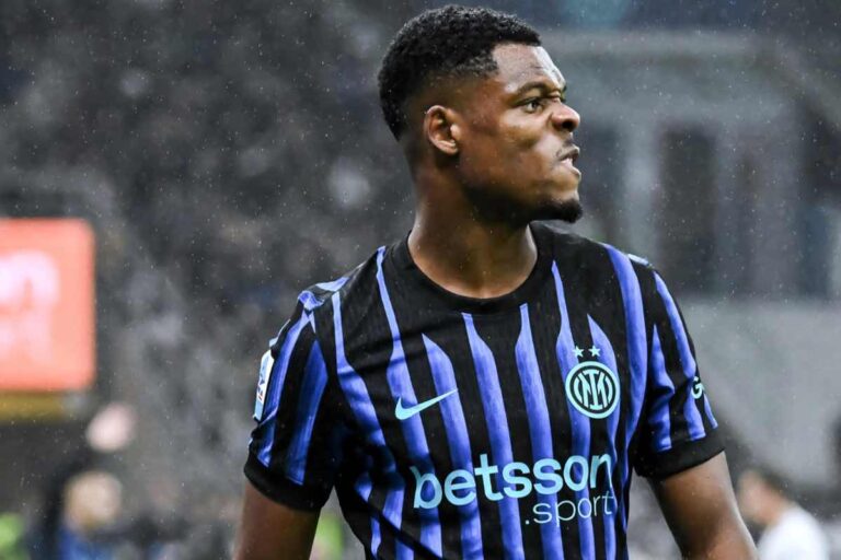 Denzel Dumfries nella gara di Serie A 2025 contro la Cremonese