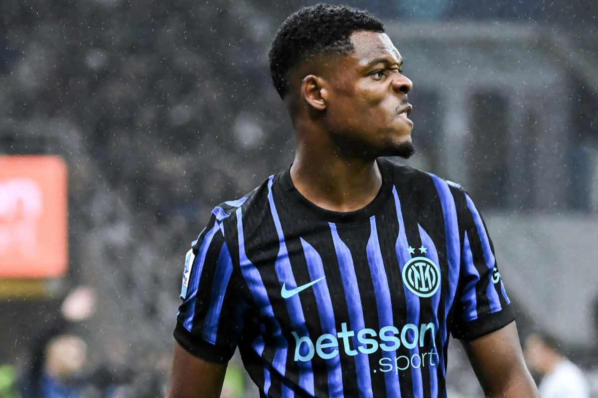 Denzel Dumfries nella gara di Serie A 2025 contro la Cremonese