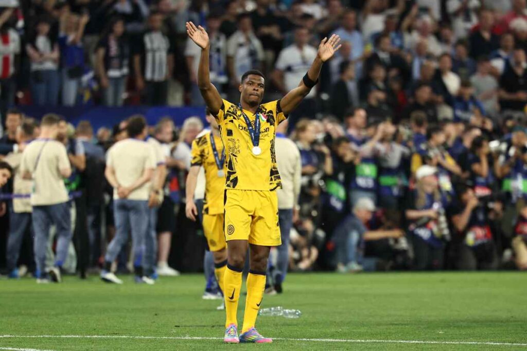 Denzel Dumfries saluta i tifosi dell'Inter all'Allianz Arena