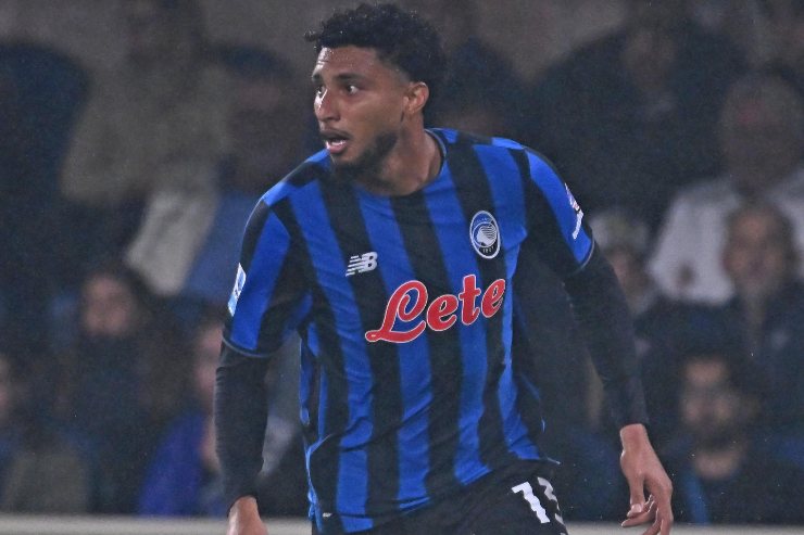 Éderson in azione con la maglia dell'Atalanta durante una partita di campionato alla New Balance Arena