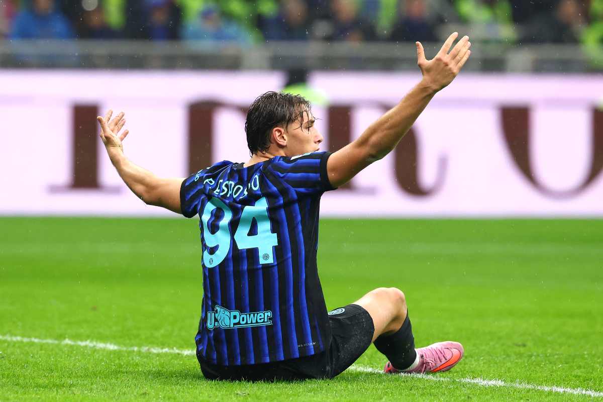 Esposito si sbraccia chiedendo fallo