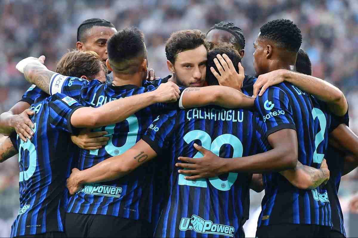 I giocatori dell'Inter esultano dopo un gol