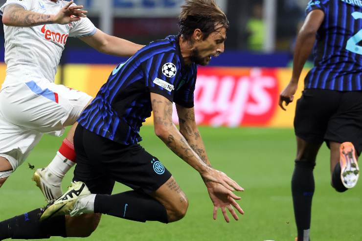 Francesco Acerbi in azione con la maglia dell'Inter durante una partita di Champions League allo stadio San Siro