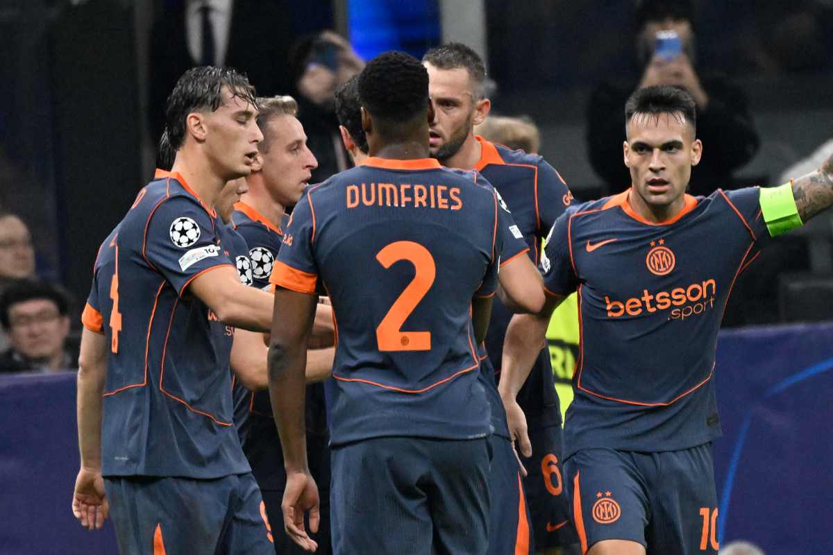 Giocatori dell'Inter esultano dopo una rete