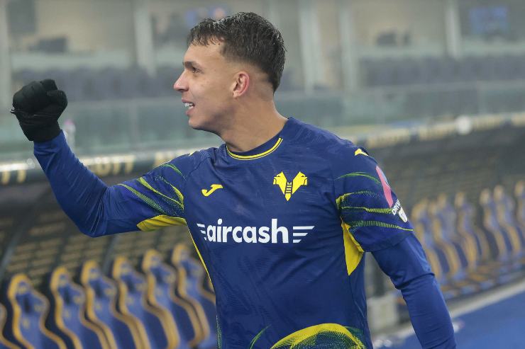 Giovane esulta con la maglia del Verona durante una partita di campionato allo stadio Bentegodi