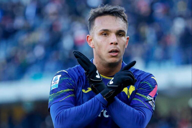 Giovane esulta dopo un gol con la maglia del Verona durante una partita di campionato allo stadio Bentegodi