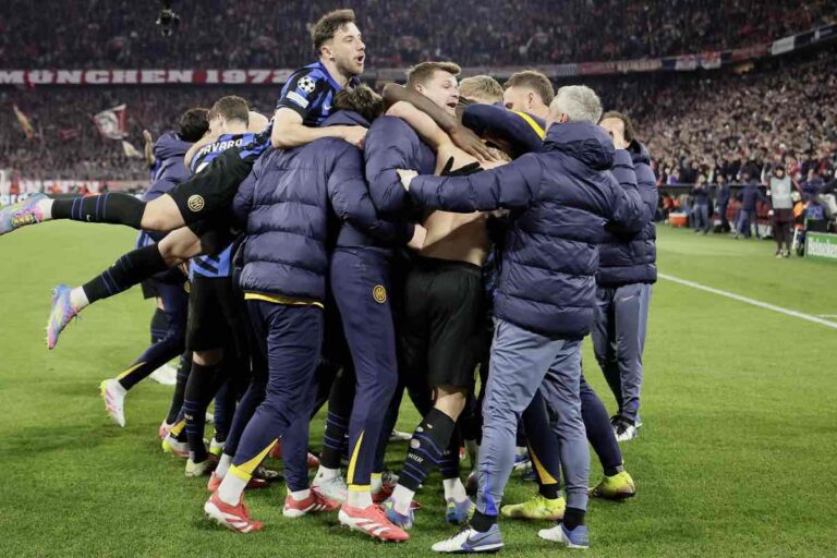 squadra Inter festeggia la vittoria contro il Bayern Monaco
