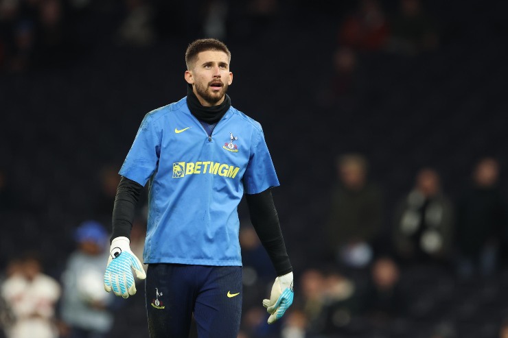 Guglielmo Vicario, portiere del Tottenham, nel riscaldamento prima del match di Champions League contro il Copenhagen