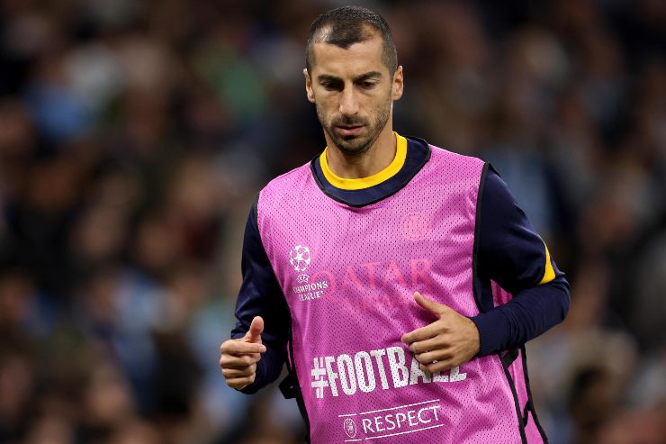 Henrikh Mkhitaryan, centrocampista dell'Inter, nel corso del riscaldamento prima del match di Champions League contro il Manchester City