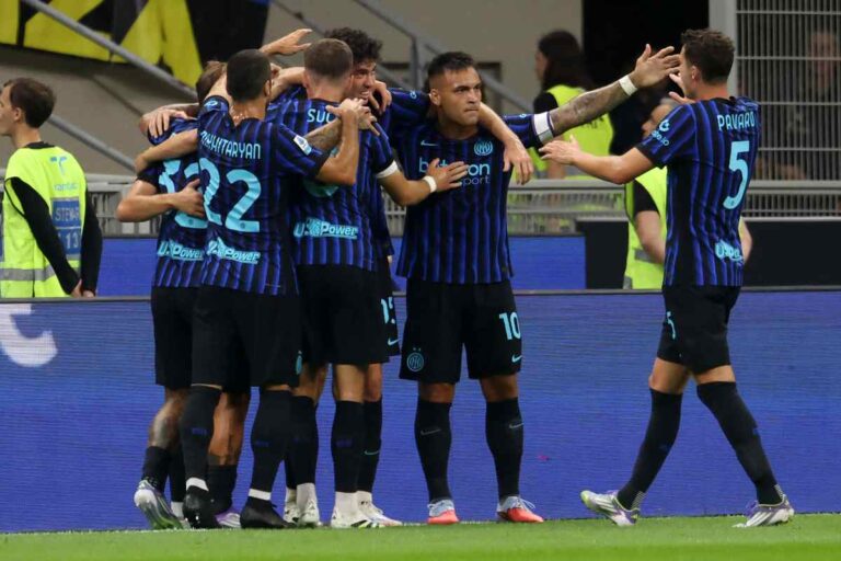 I calciatori dell'Inter si abbracciano ed esultano dopo la rete contro il Torino