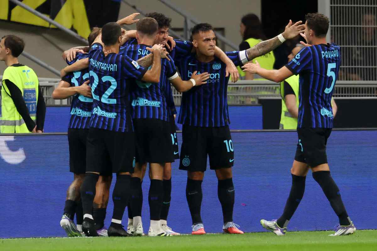 I calciatori dell'Inter si abbracciano ed esultano dopo la rete contro il Torino