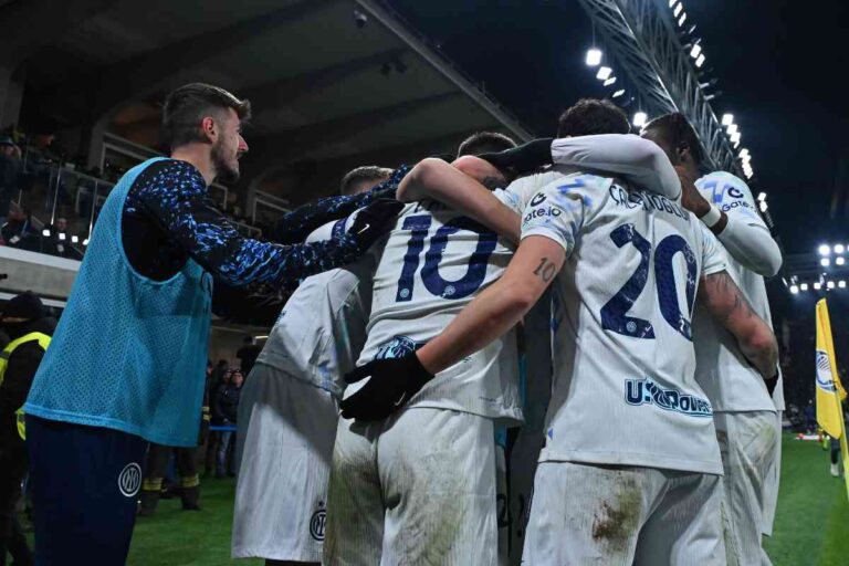 L'Inter esulta dopo il gol di Lautaro Martinez nella sfida di campionato con l'Atalanta