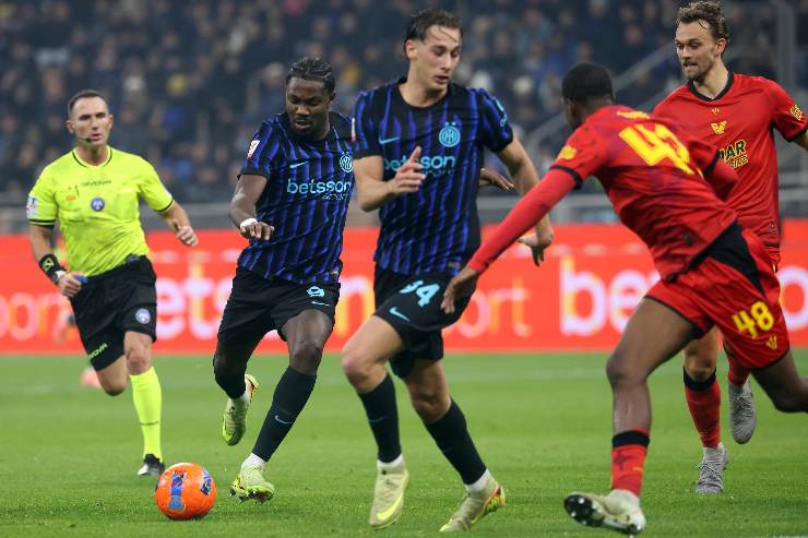 Bonny ed Esposito osservati dall'arbitro