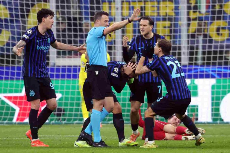 I giocatori dell'Inter protestano con l'arbitro Zwayer dopo il rigore assegnato al Liverpool