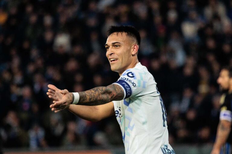 Lautaro Martinez esulta dopo la doppietta in campionato contro il Pisa