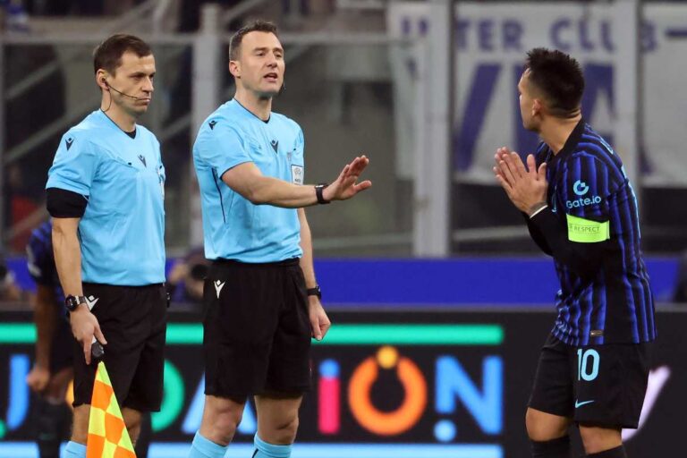 Lautaro Martinez discute con l'arbitro nel corso della gara di Champions League tra Inter e Liverpool