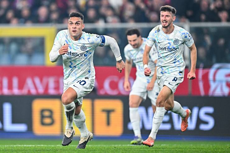 Lautaro Martinez e Petar Sucic esultano dopo la rete realizzata dall'attaccante argentino nel match contro il Genoa