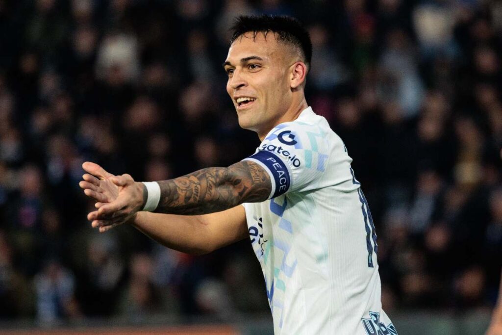 Lautaro esulta contro il Pisa