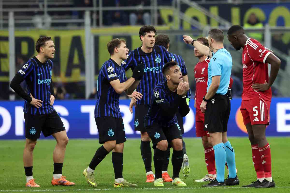 I giocatori dell'Inter protestano con l'arbitro Zwayer dopo il rigore assegnato al Liverpool