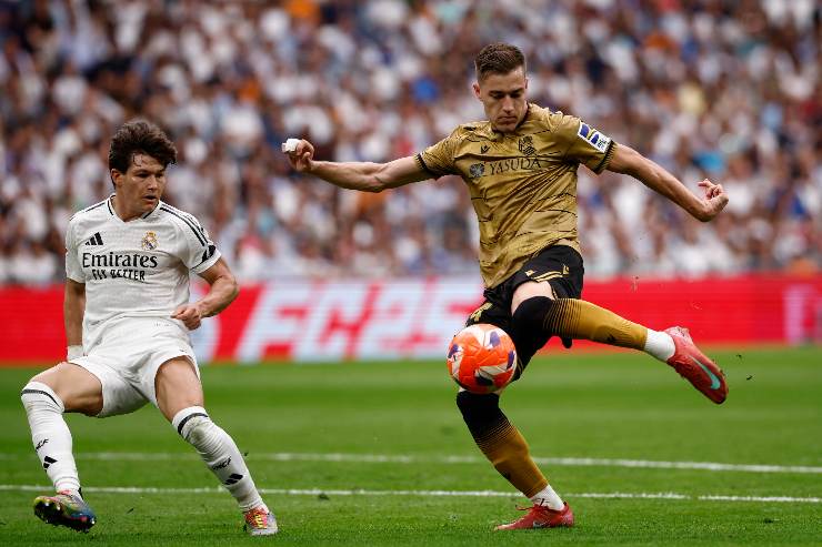Luka Sucic mentre calcia il pallone