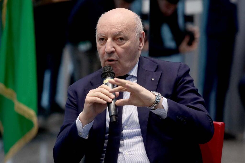 Marotta parla durante un evento