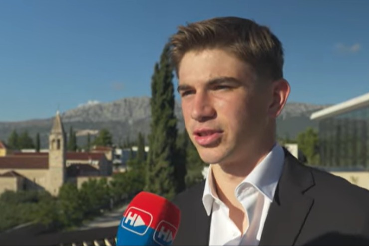 Branimir Mlacic, immortalato mentre risponde alle domande di un giornalista