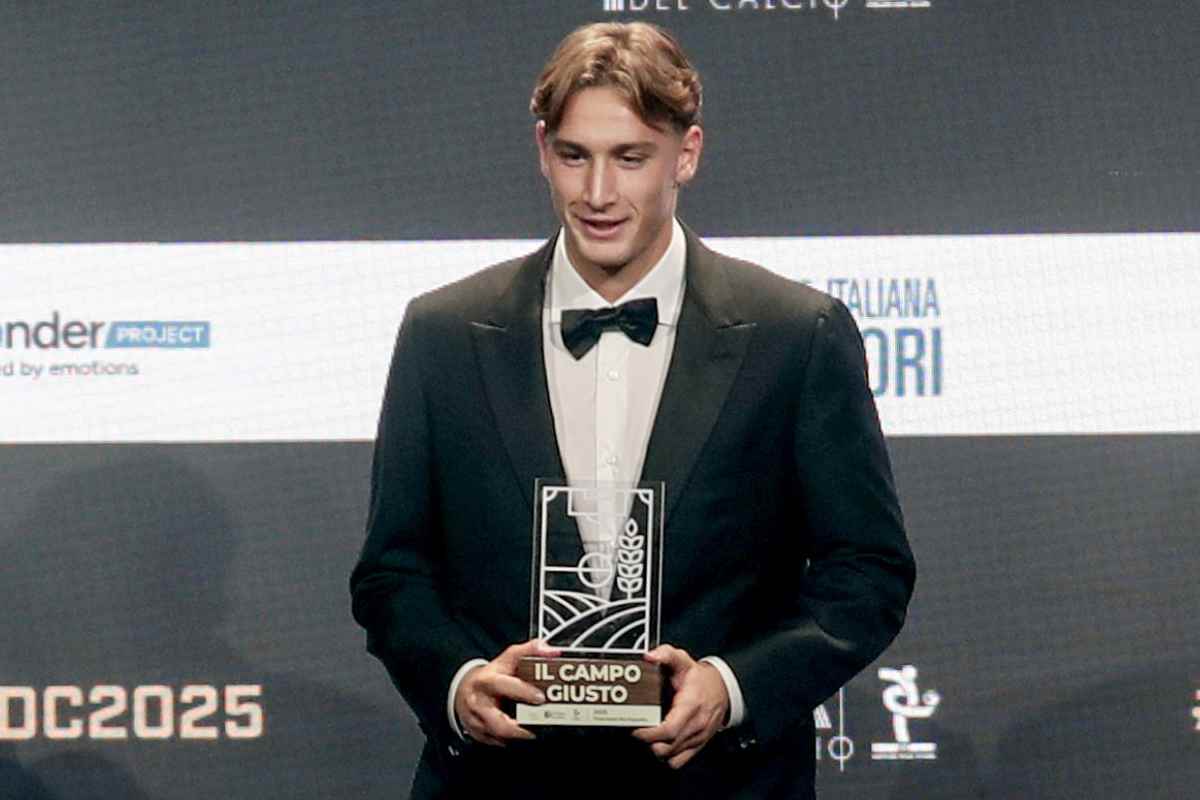 Pio Esposito con il premio di Golden Boy 2025