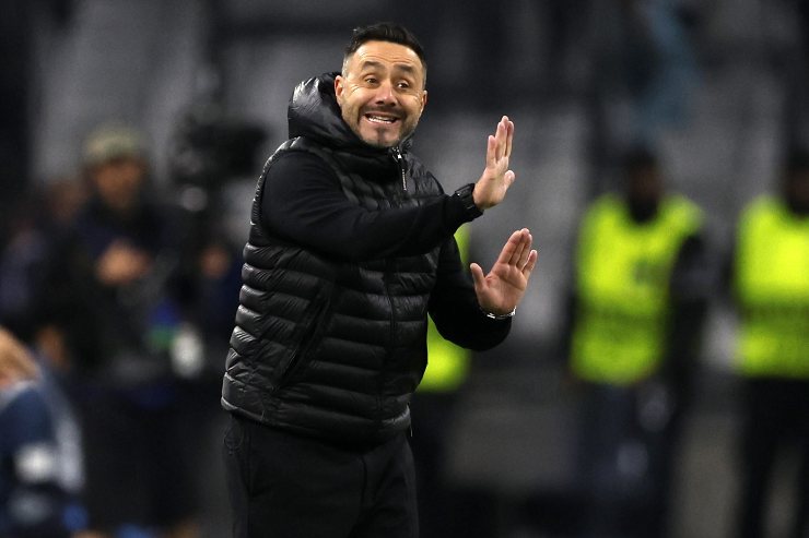 Roberto De Zerbi in panchina con l'Olympique Marsiglia durante una partita di Champions League allo stadio Vélodrome
