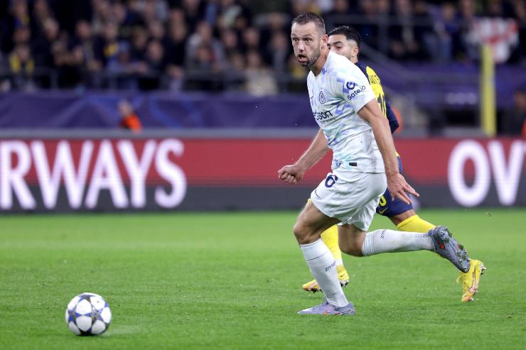 Stefan de Vrij in azione con la maglia dell'Inter durante una partita di Champions League