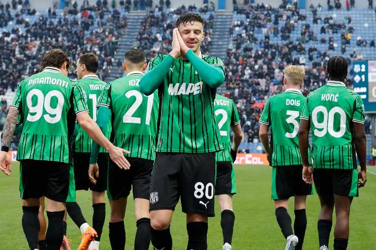 Tarik Muharemović esulta dopo un gol con il Sassuolo durante una partita di campionato al Mapei Stadium