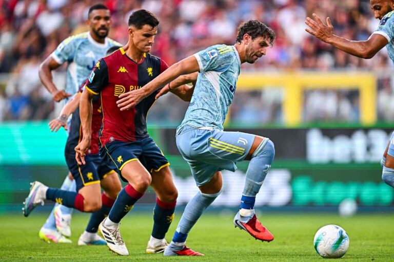 Valentin Carboni, attaccante del Genoa, e Manuel Locatelli, centrocampista della Juventus, in un match tra Genoa e Juventus