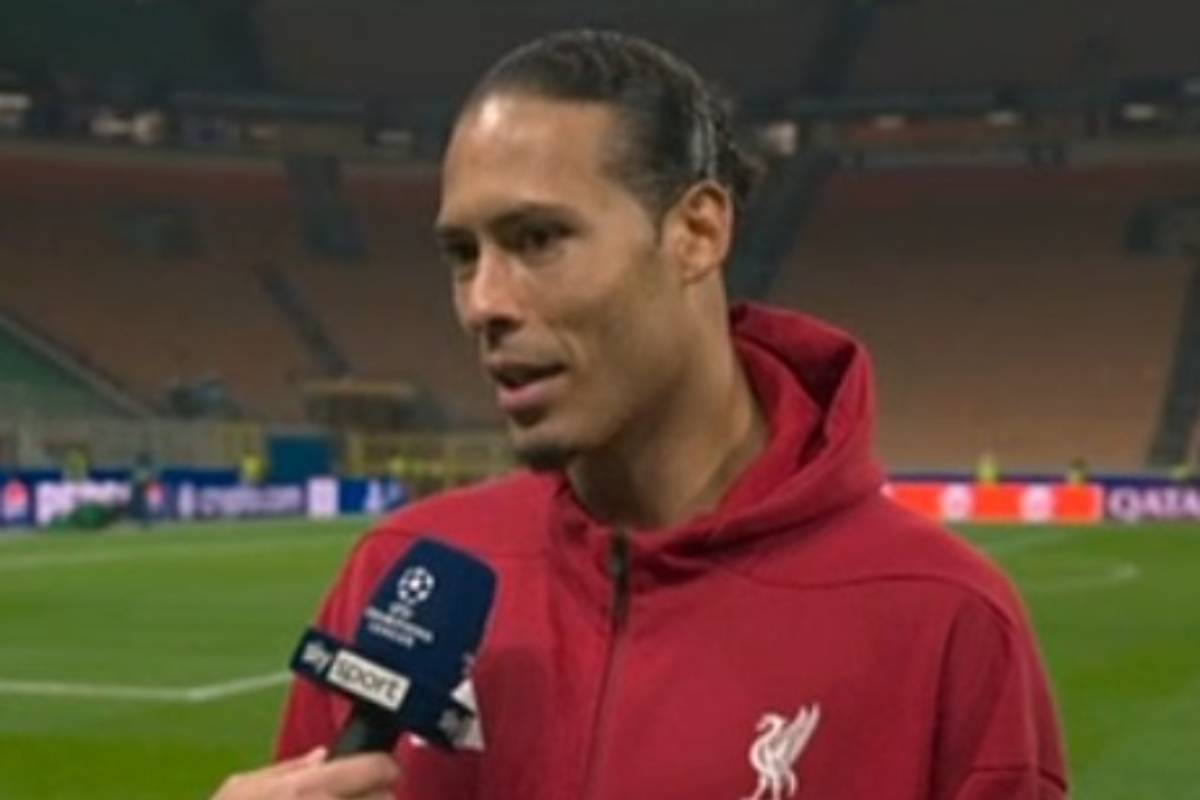 Il difensore Virgil Van Dijk risponde alle domande dei giornalisti nel post partita di Inter-Liverpool