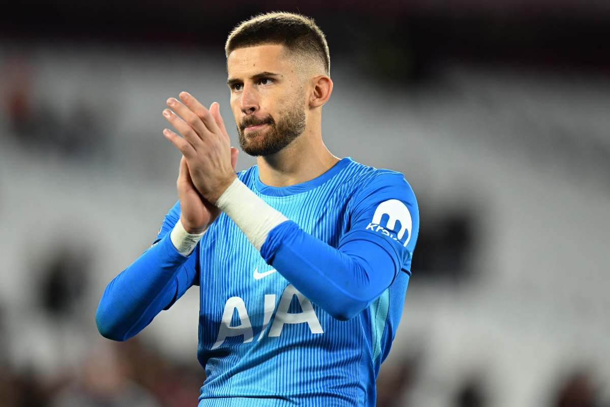 Guglielmo Vicario applaude al termine di una partita del Tottenham