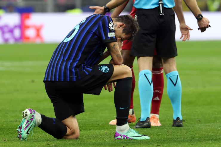 Acerbi inginocchiato dopo l'infortunio nella gara fra Inter e Liverpool: oggi è finalemente rientrato