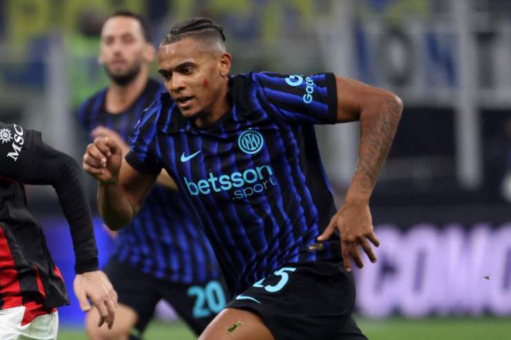 Akanji corre in campo durante una partita dell'Inter