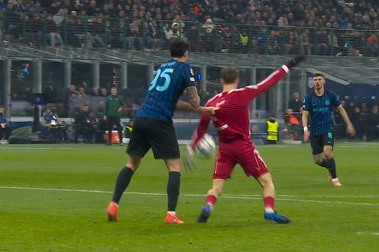 La trattenuta di Bastoni a Wirtz che ha portato al calcio di rigore per il Liverpool
