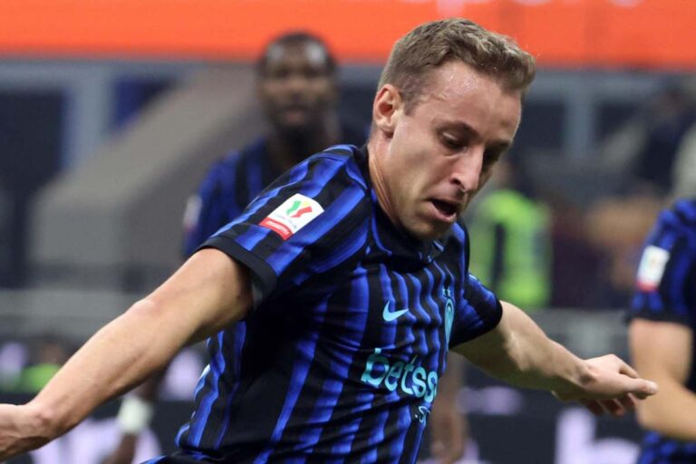 Frattesi calcia un pallone durante una partita dell'Inter