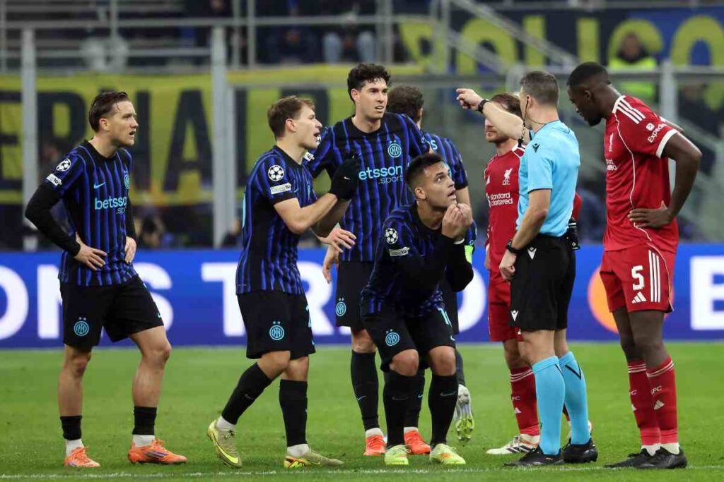 I giocatori dell'Inter protestano con l'arbitro Zwayer dopo il rigore assegnato al Liverpool