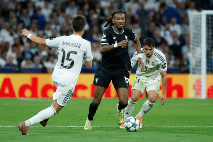 Khephren Thuram corre in una partita con la Juventus