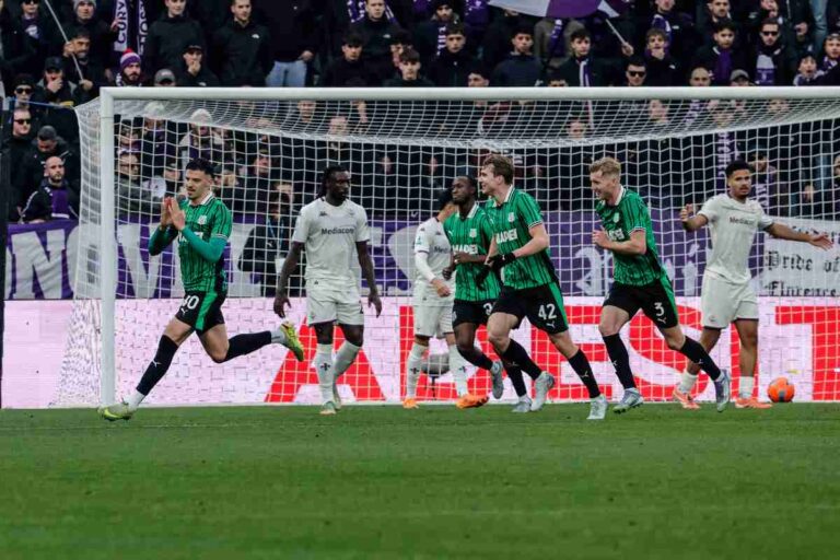 Muharemovic esulta dopo il gol del Sassuolo contro la Fiorentina