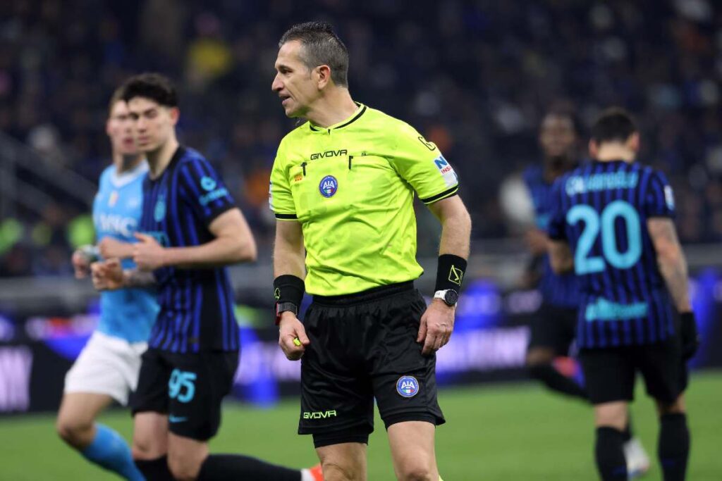 L'arbitro Doveri nel corso della sfida a San Siro tra Inter e Napoli