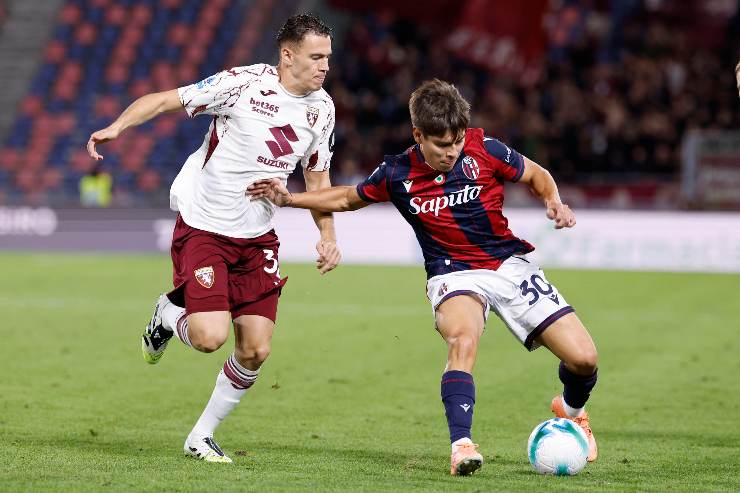 Kristjan Asllani in azione contro il Bologna 