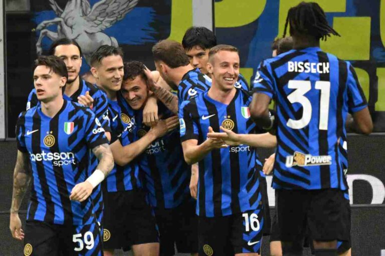 Asllani festeggia con i suoi compagni di squadra