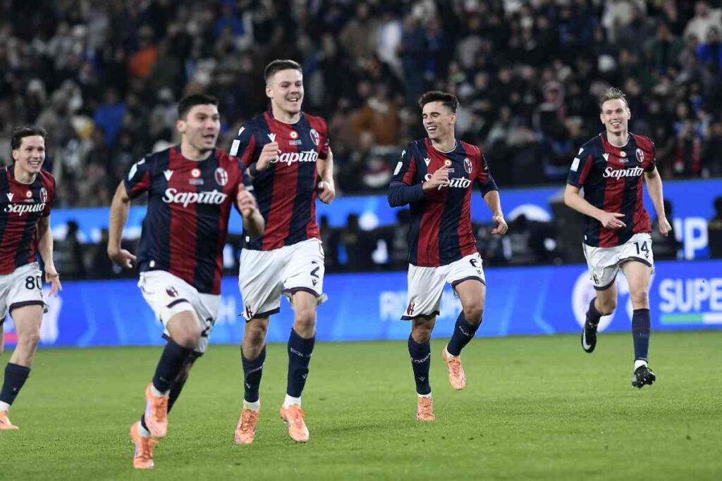 I calciatori del Bologna esultano dopo la vittoria ai calci di rigore contro l'Inter in Supercoppa Italiana