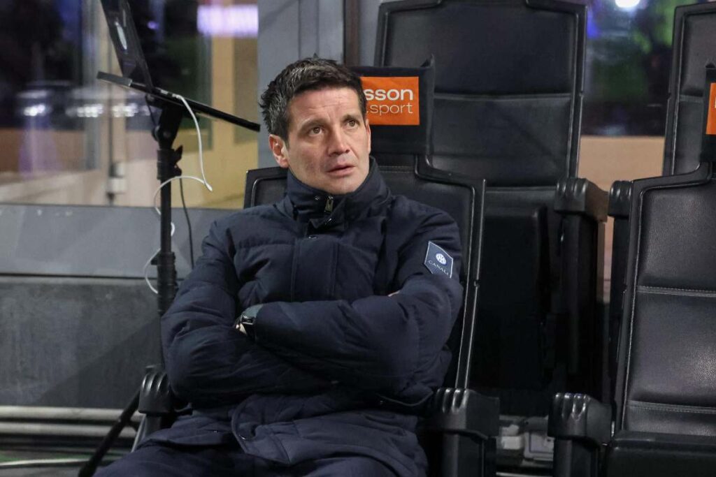 Chivu pensa seduto in panchina