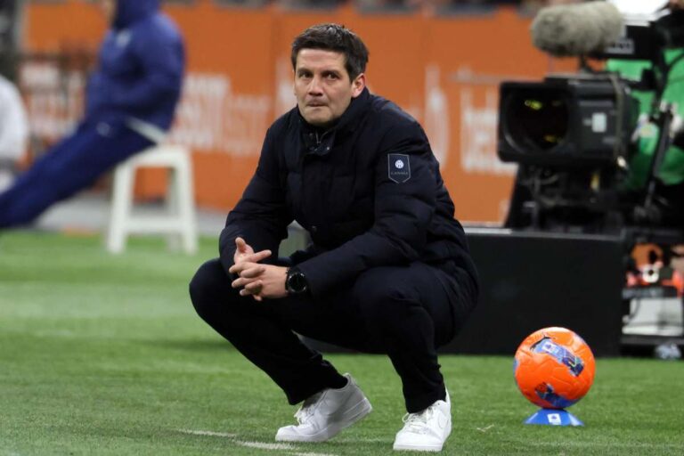 Chivu osserva in panchina