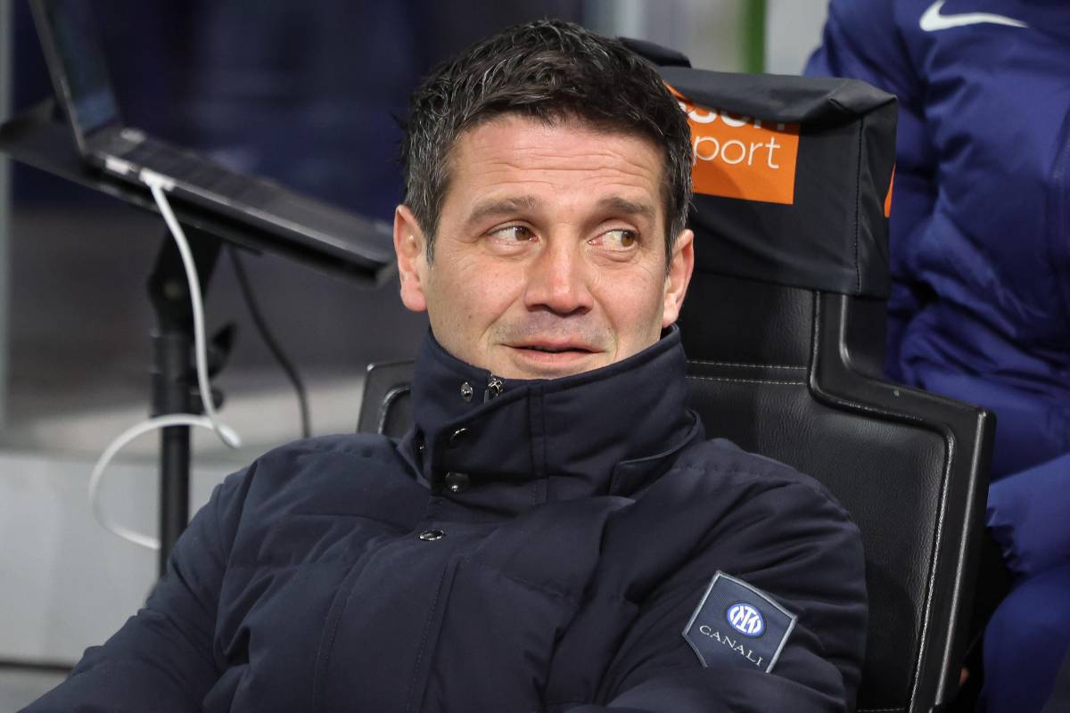 Chivu sorridente osserva la squadra