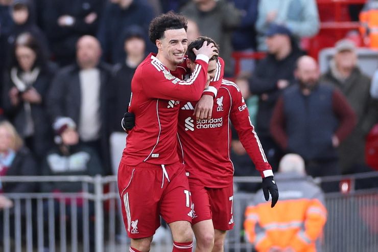 Curtis Jones in maglia Liverpool