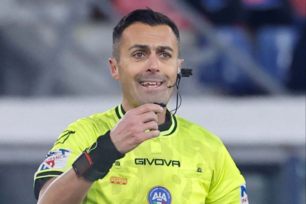 L'arbitro Di Bello durante la gara